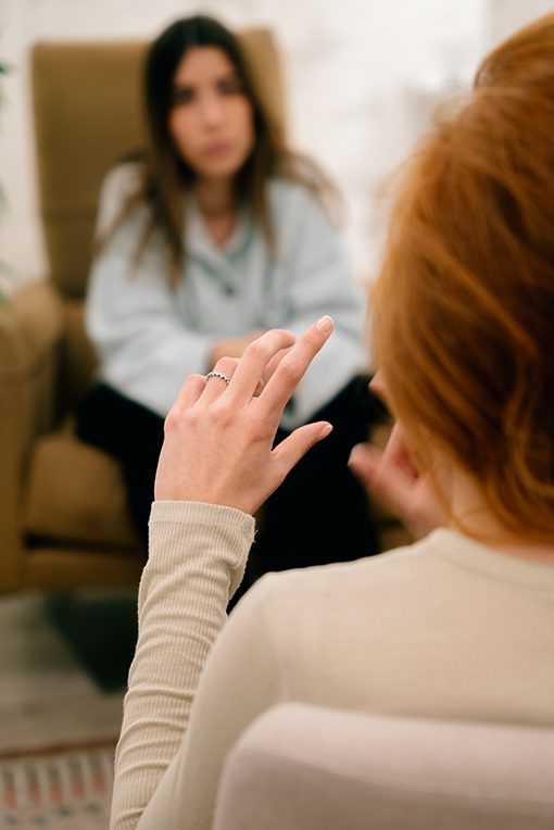 Una sesión de terapia entre dos personas